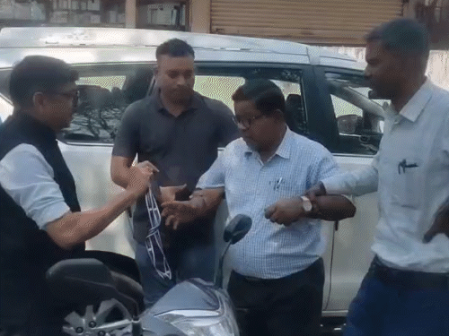 भाटापारा में प्रिंसिपल आरएन बया 15 हजार रिश्वत लेते गिरफ्तार।