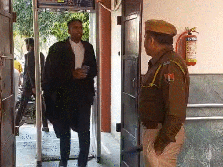 हाईकोर्ट को बार बार बम की धमकी मिलने के बाद अब कोर्ट में सुरक्षा व्यवस्था को बढ़ा दी गई हैं।