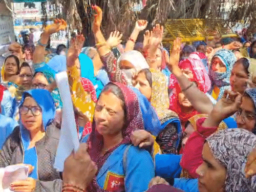 सीकर कलेक्ट्रेट पर प्रदर्शन करती आशा सहयोगिनी।