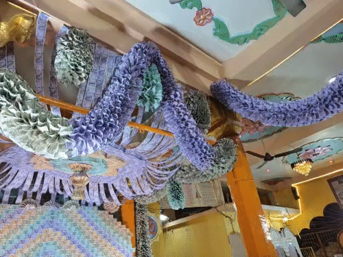 मंदिर के अंदर झूमर भी नोटों से बनाया गया है।