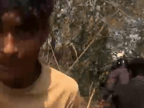 आरोपियों ने गाली-गलौज की और जान से मारने की धमकी दी।