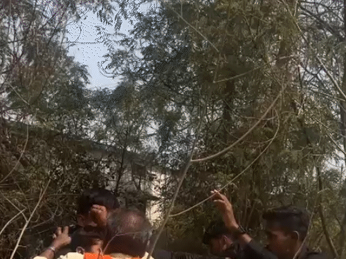 आशु कारवानी अपने परिवार के साथ जमीन देखने पहुंचा था।