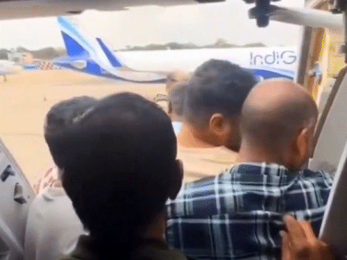एयरपोर्ट के पार्किंग में कई यात्री फ्लाइट के गेट पर क्रू से बहस करते दिखे।