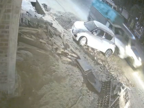 तस्कर नाकाबंदी तोड़कर भागने लगा तो वन विभाग की टीम ने पीछा किया। इस दौरान आरोपी पिकअप को भगाता हुआ ले गया।