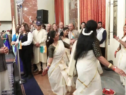 मोदी के होटल पहुंचने पर प्रवासी भारतीयों ने पारंपरिक नृत्य किया।