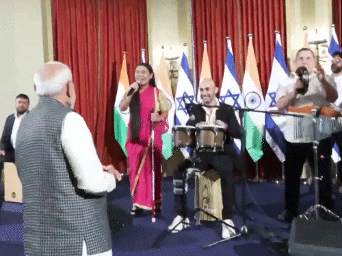 मोदी के स्वागत में मणिपुर की दृष्टिबाधित गायिका दीना सेमटे ने परफॉर्मेंस दी।