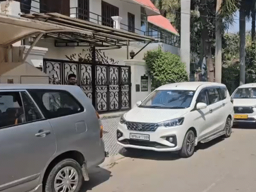 लखनऊ में अफसर विधायक के आवास के अंदर फाइलें, इलेक्ट्रॉनिक डिवाइस और रिकॉर्ड खंगाल रहे हैं।