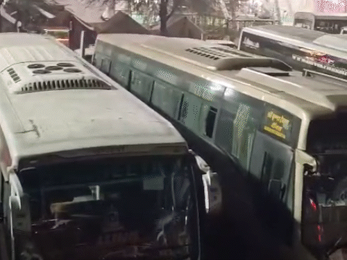 खाटूश्यामजीं में फाल्गुनी लक्खी मेले के बीच एक नोहरे में प्राइवेट बसों का जमावड़ा लगा है