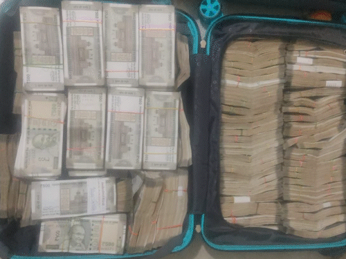 ટ્રોલી બેગ અને કબાટમાંથી મળેલી નોટોના ઢગલા.