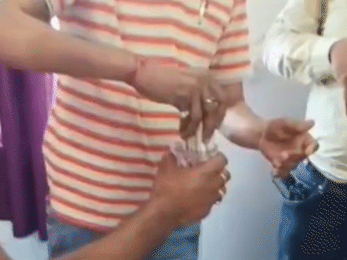 ACB ने केमिकल युक्त पानी के जरिए पुलिसकर्मी को पैसे लेते रंगे हाथ पकड़ा।