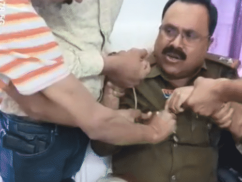 एंटी करप्शन ब्यूरों की टीम ने पुलिस कर्मी के हाथ पकड़े, जेब से पैसे निकाले।