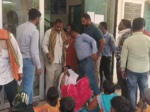 परिजन और स्थानीय लोगों ने अस्पताल के ट्रामा सेंटर गेट के सामने धरना दिया, दोषियों पर कार्रवाई की मांग की।