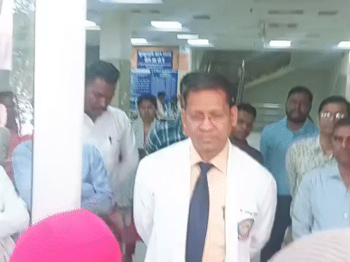 अस्पताल अधीक्षक गोपाल कंवर ने भी जांच कर उचित कार्रवाई का आश्वासन दिया।