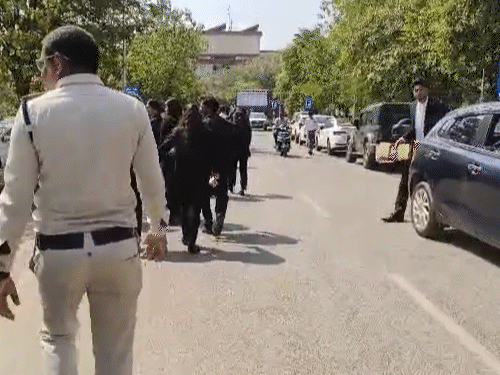 पूरे परिसर में पुलिस टीम ने जांच की है।