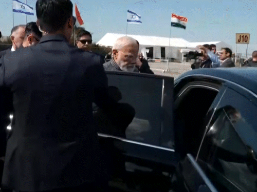 नेतन्याहू से प्राइवेट बातचीत के लिए रवाना हुए मोदी।