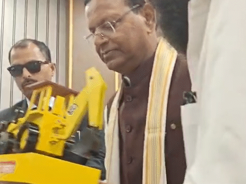 पंकज चौधरी से मुलाकात करने एक कार्यकर्ता बुलडोजर की रेप्लिका लेकर पहुंचा।