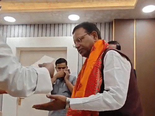 गमछा पहनाकर अभिनंदन करने के बाद कार्यकर्ता ने अपना बायोडेटा भी दिया।