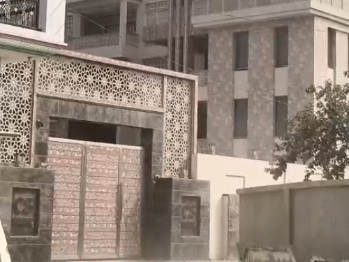 बलिया के रसड़ा स्थित आवास पर भी आयकर टीम पहुंची। मेन गेट का दरवाजा बंद कर सर्चिंग अभियान चलाया।