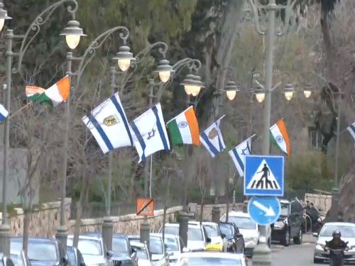 मोदी के स्वागत में इजराइल में तिरंगे लगाए गए हैं।