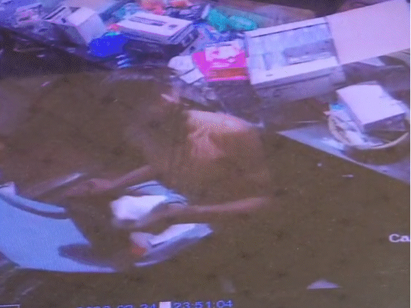 चोरी के दौरान चोर ने दुकान के अंदर ही अंडर गारमेंट्स तक बदले।