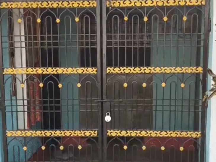 राकेश साह के घर पर ताला लटका हुआ है।