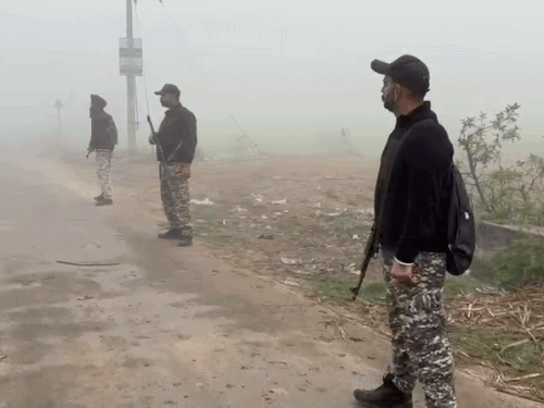 गुरदासपुर में एनकाउंटर स्थल पर मौजूद पुलिस। - Dainik Bhaskar