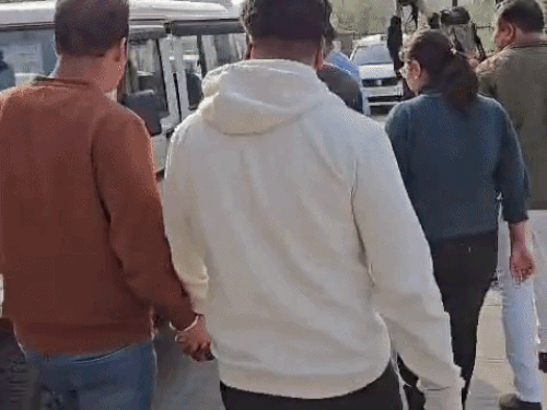 पंचकूला ACB की गिरफ्त में फर्जी कंपनी की मालकिन स्वाति सिंगला।