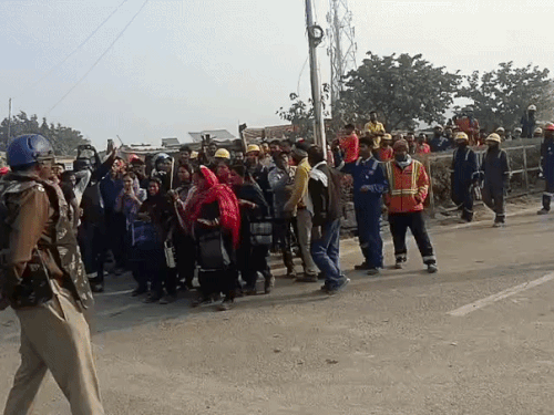 रोड जाम कर प्रदर्शन करते रिफाइनरी के मजदूर।