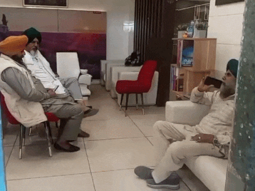 ट्रेवल्स ऑफिस में बैठे किसान।