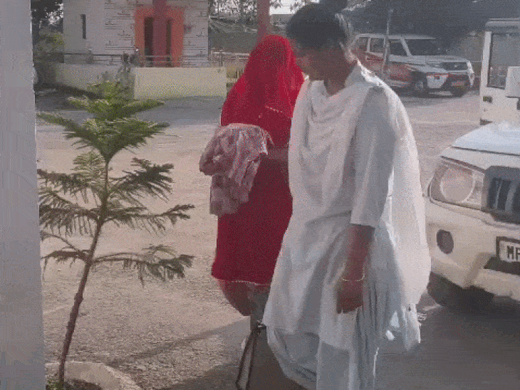 पति कल्याण की हत्या के आरोप में पुलिस ने हेमलता को गिरफ्तार किया है।