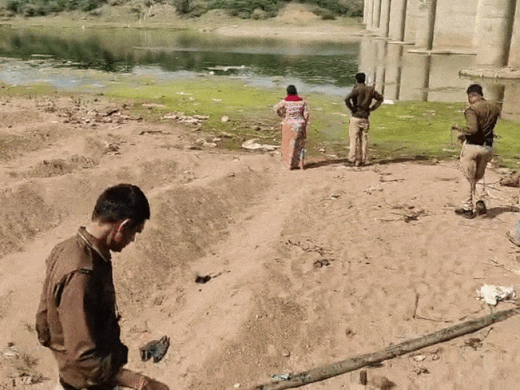 आरोपियों ने कल्याण का फोन रास्ते में सिंध नदी किनारे फेंक दिया था।