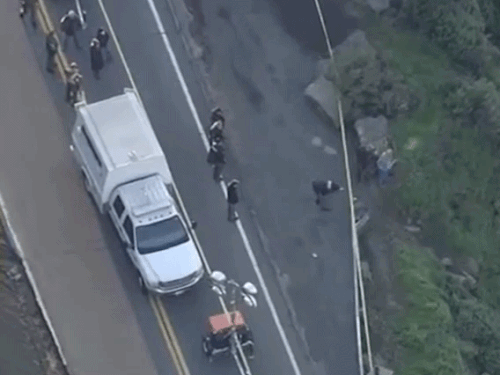 अमेरिका में सड़क के किनारे शव को बरामद करते हुए स्थानीय पुलिस।