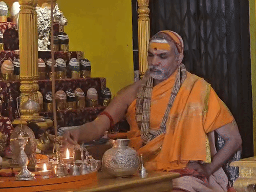 શ્રી વિદ્યા મઠમાં આજે સવારે શંકરાચાર્યએ પૂજા-પાઠ કર્યા. આ પછી તેમણે મીડિયાકર્મીઓ સાથે વાત કરી.