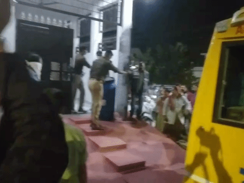 पुलिस ने नीचे ड्रम को सबूत का हिस्सा बनाया है।
