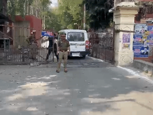 पुलिस ने कोर्ट रूम के बाहर की चौकसी बढ़ा दी।