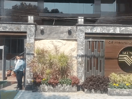 लखनऊ में सुबह साढ़े 7 बजे से छापेमारी शुरू हुई। टीम ने गेट अंदर से बंद कर लिया। बाहर बड़ी संख्या में फोर्स तैनात रही।