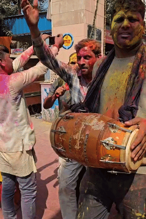 ભક્તો ઢોલક-મંજીરા વગાડીને નાચતા અને ભજન ગાતા પહોંચ્યા.