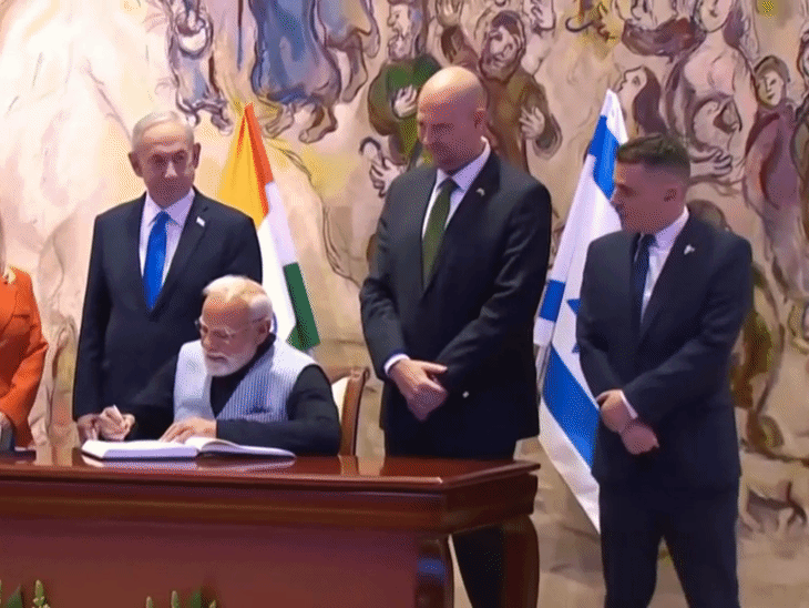 प्रधानमंत्री मोदी ने इजराइली संसद नेसेट की विजिटर बुक में विचार लिखे।