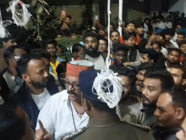 CSP और कोतवाली निरीक्षक से बात करते अरविंद राजपूत।