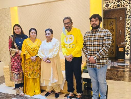 यह मार्च- 2025 की फोटो है, जब उमाशंकर की तबीयत खराब होने पर मायावती खुद उनसे मिलने उनके घर पहुंची थीं।