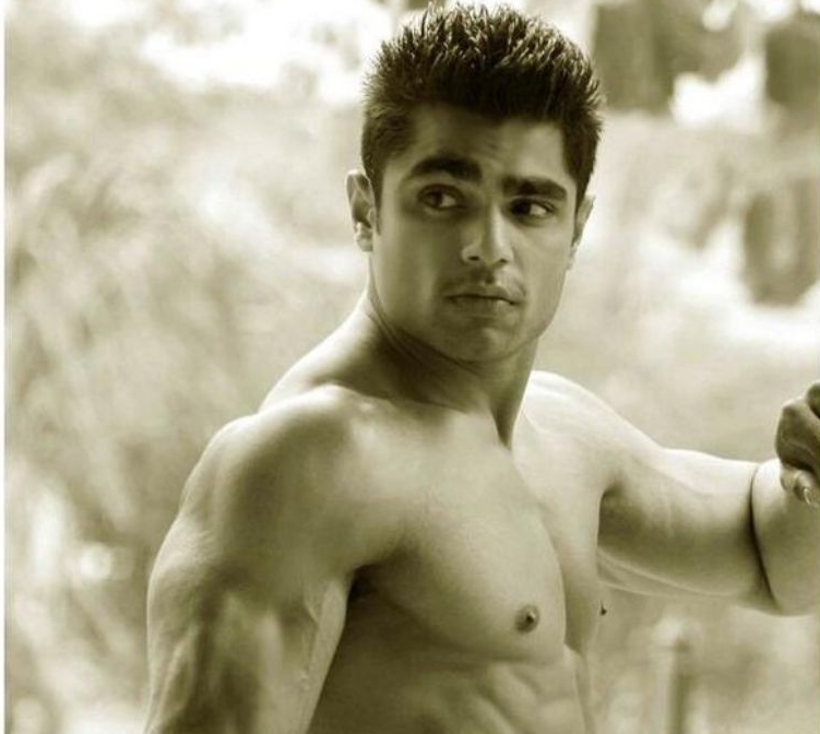 मयंक एक सेलिब्रिटी फिटनेस ट्रेनर भी थे।