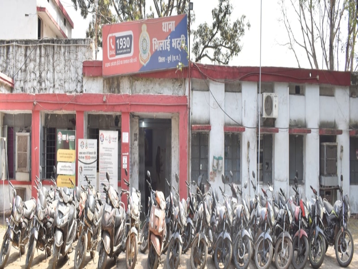 भिलाई भट्टी थाने में जब्त चोरी की 31 बाइक।