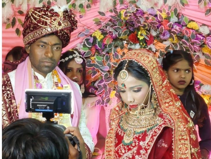 आरती की शादी यूपी के बलिया में तय हुई थी। मंगलवार रात वरमाला के दौरान की फोटो।