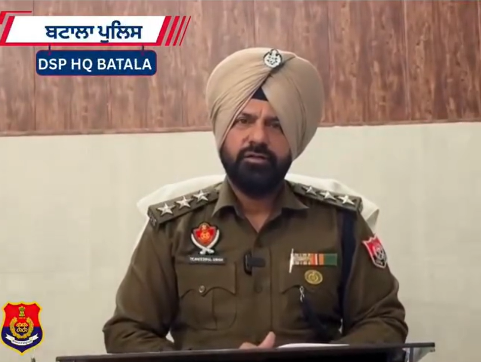 डीएसपी तजिंदर पाल सिंह प्रेस कॉफ्रेंस कर जानकारी देते हुए।