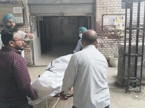 पंकज का शव लेकर जाते हुए।