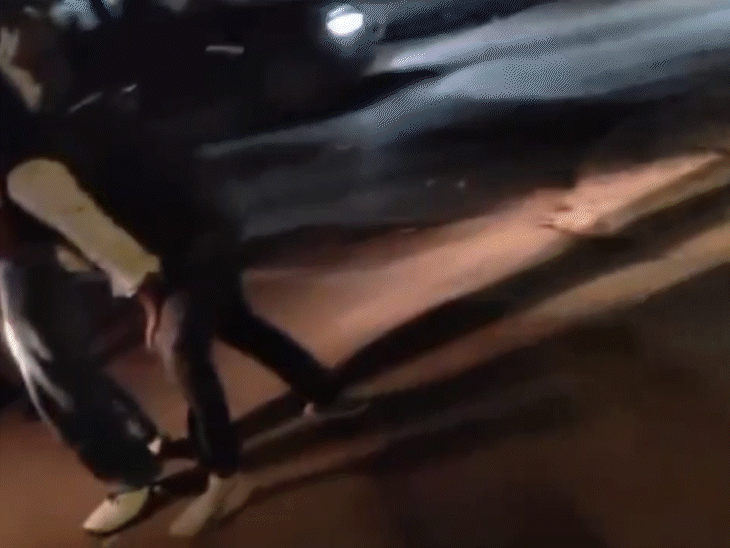 आरोपी को पकड़े हुए युवक।