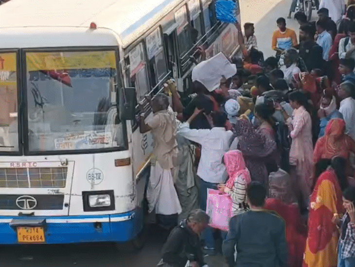 डीडवाना रोडवेज बस स्टैंड पर यात्रियों की भारी भीड़ उमड़ी हुई थी। बसों में पैर रखने तक की जगह नहीं थी।