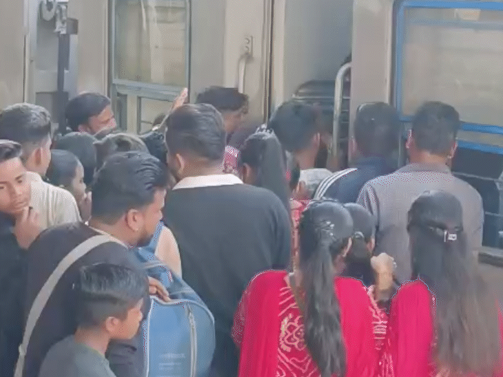 सीकर में रोडवेज डिपो और रेलवे स्टेशन पर यात्रियों की भारी भीड़ है। छोटी दूरियों के लिए भी लोगों को ट्रेन से यात्रा करनी पड़ रही है।