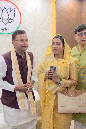 बड़ी संख्या में महिला कार्यकर्ता भी उनसे मिलीं और अपना बायोडेटा जमाकर नई कार्यकारिणी के लिए दावा किया।