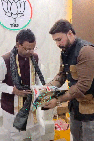 प्रदेश अध्यक्ष से मिलने पहुंचा एक कार्यकर्ता अपने कार्यों की क्लिपिंग वाली बुकलेट लेकर पहुंचा।